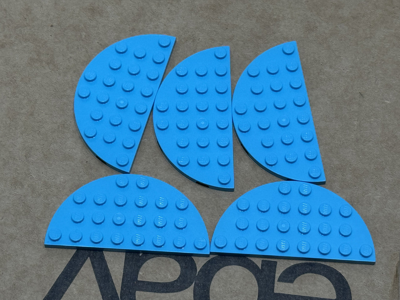 LEGO Parts - Medium Azure Plate, Round Half 4 x 8 - No 22888 - QTY 5